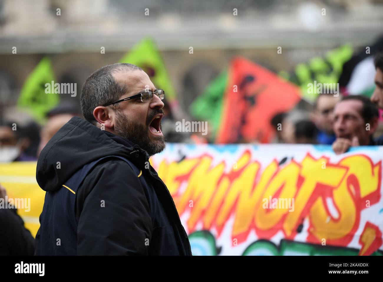 Gael Quirante se met en signe de protestation à Paris, en France, sur 3 avril 2018 pour protester le premier jour de la grève SNCF. Les travailleurs sont opposés à la proposition du président français Emmanuel Macron de privatiser la compagnie ferroviaire publique et mènent ce qui a été appelé le plus grand test de force à ce jour entre Macron et la classe ouvrière française. (Photo de Julien Mattia/NurPhoto) Banque D'Images