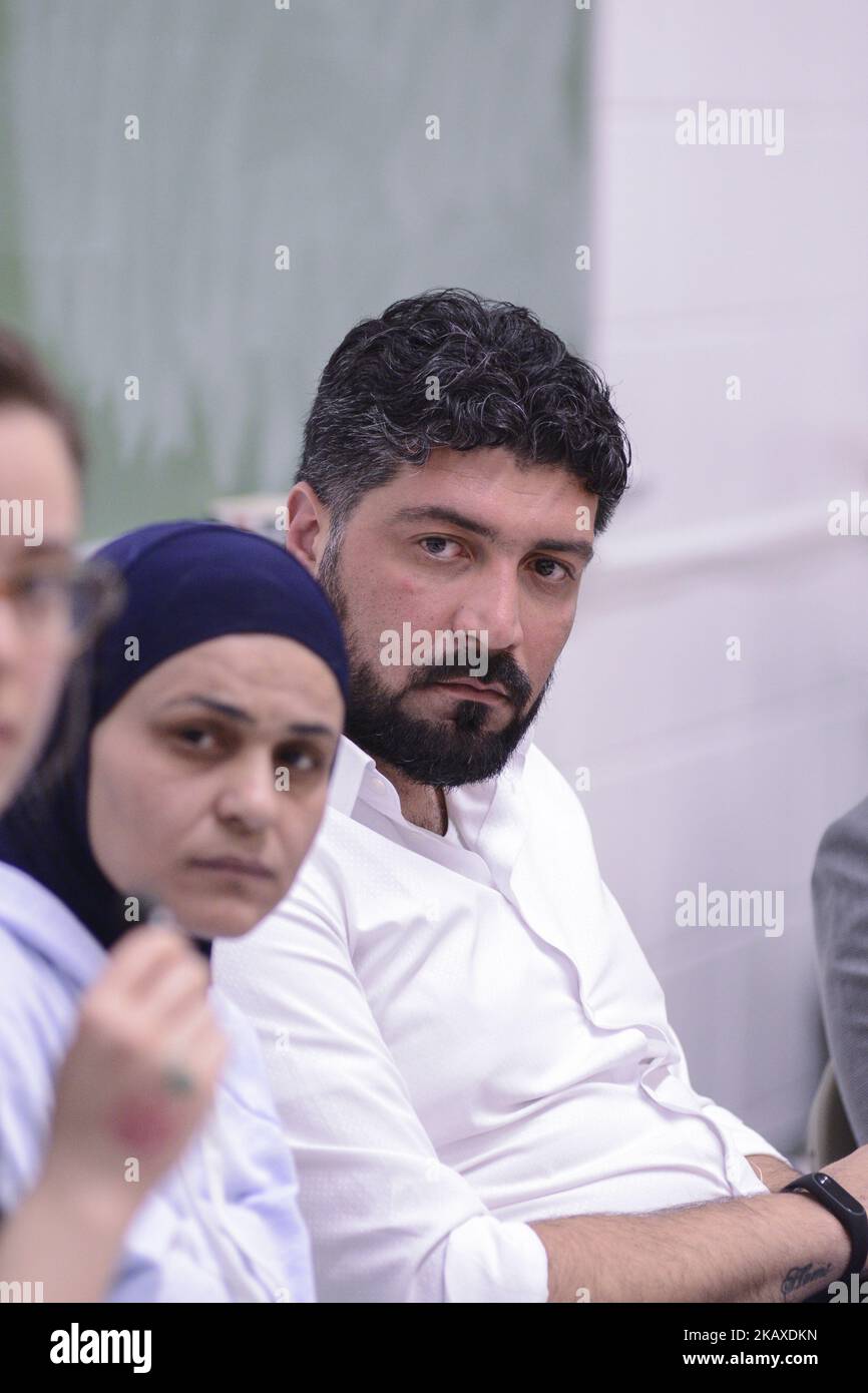 Nedal Izdden (R), qui travaille maintenant dans l'administration des casques blancs et dans l'éducation des volontaires en droit international humanitaire, et Maisoun Almasri (L), agit comme la personne en charge des affaires féminines des casques blancs à l'écoute des questions de l'auditoire lors d'une discussion modérée et de questions-Réponses de l'auditoire avec les blancs Casques à Toronto, Canada, on 3 avril 2018. (Photo par Arindam Shivaani/NurPhoto) Banque D'Images