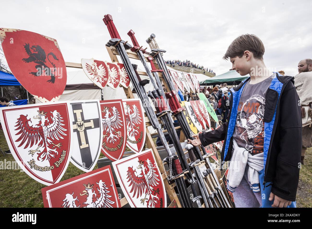 Un garçon vérifie les épées et les boucliers lors des célébrations du festival médiéval de Rekawka à Cracovie, en Pologne, sur 3 avril 2018. (Photo de Celestino Arce/NurPhoto) Banque D'Images