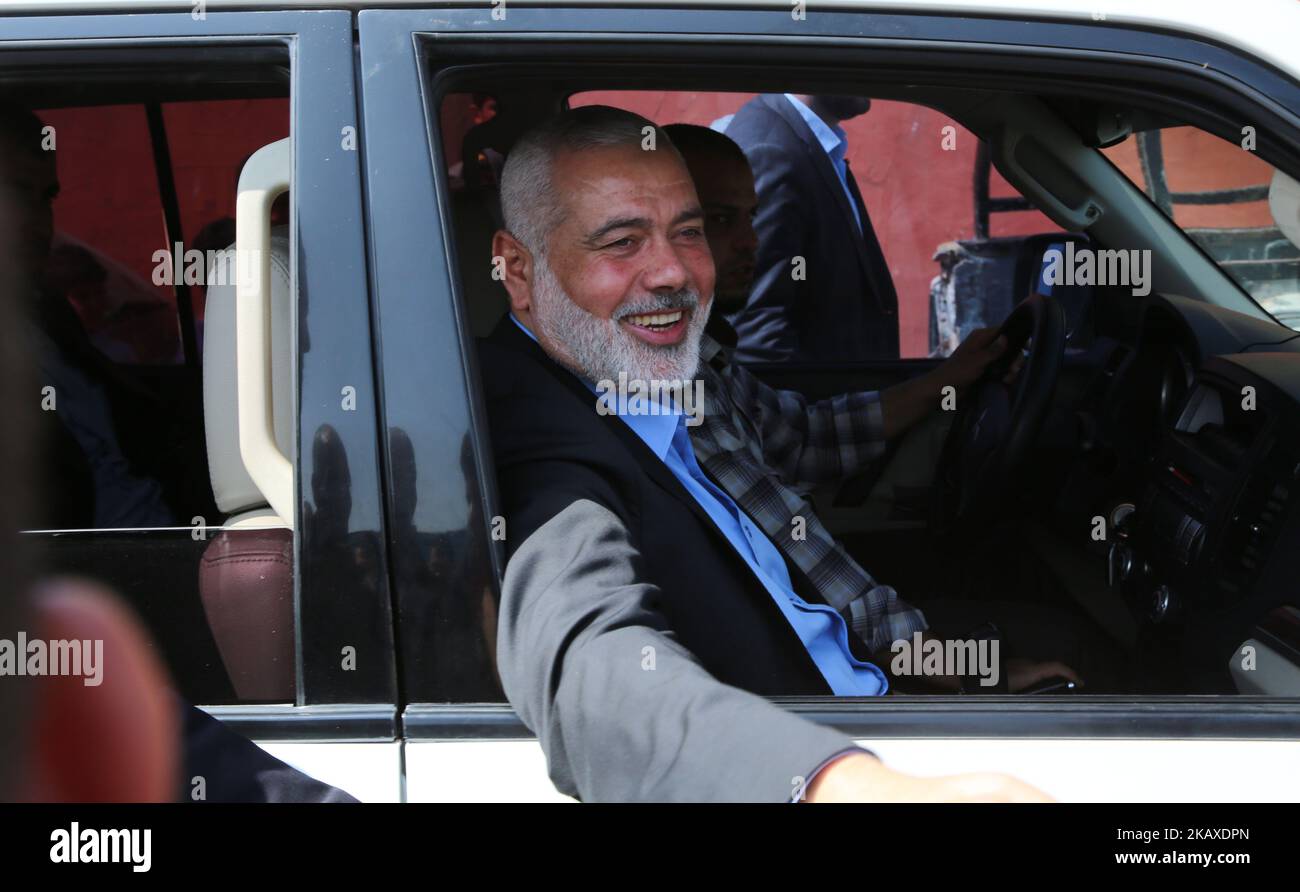 Le chef du Hamas Ismail Haniyeh assiste aux funérailles d'Ahmed Arafa, 25 ans, dans la ville de Deir al-Balah, au centre de la bande de Gaza, sur 4 avril 2018. Arafa a été tué par balle par les forces israéliennes à la frontière de Gaza, a déclaré le ministère de la Santé de la bande de Gaza, car les tensions sont restées des jours après la mort de 17 personnes lorsqu'une manifestation de masse a conduit à des affrontements. (Photo de Majdi Fathi/NurPhoto) Banque D'Images