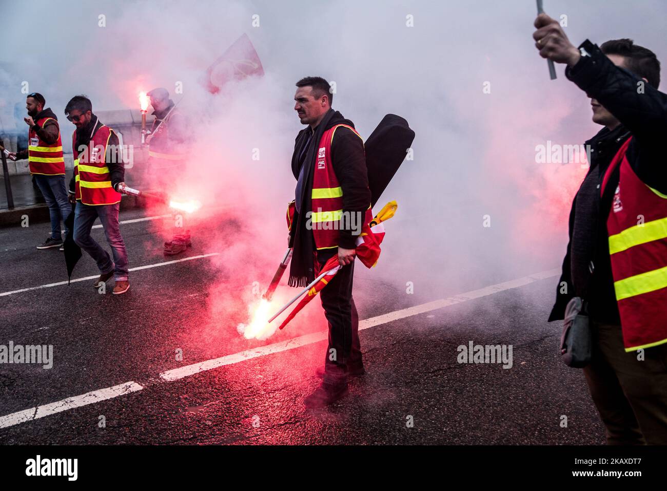 Des manifestants d'employés de la SNCF ont mis une bannière à l'affiche et ont déclenché des éruptions lors d'une manifestation organisée par des cheminots et d'autres syndicats à Lyon, en France, sur 4 avril 2018. Les trains et les avions ont été annulés à travers la France, alors que les syndicats ont poussé vers l'avant, avec des protestations contre le président Emmanuel Macrons, qui prévoyait de retirer les avantages de certains travailleurs de l'État. (Photo de Nicolas Liponne/NurPhoto) Banque D'Images