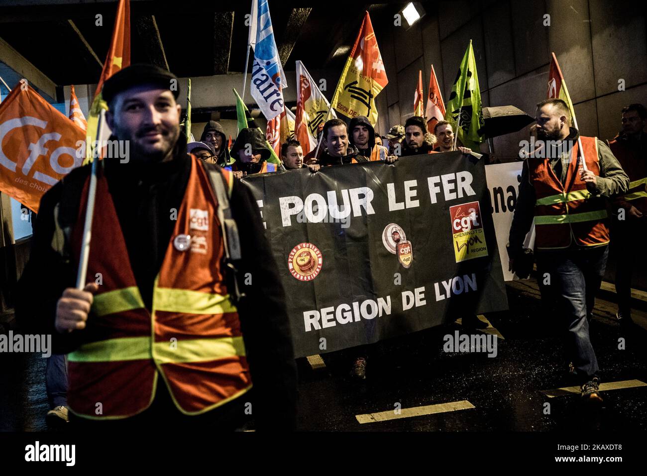 Des manifestants d'employés de la SNCF ont mis une bannière à l'affiche et ont déclenché des éruptions lors d'une manifestation organisée par des cheminots et d'autres syndicats à Lyon, en France, sur 4 avril 2018. Les trains et les avions ont été annulés à travers la France, alors que les syndicats ont poussé vers l'avant, avec des protestations contre le président Emmanuel Macrons, qui prévoyait de retirer les avantages de certains travailleurs de l'État. (Photo de Nicolas Liponne/NurPhoto) Banque D'Images