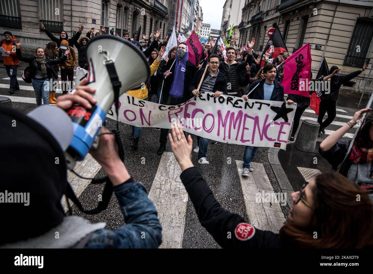 Des manifestants d'employés de la SNCF ont mis une bannière à l'affiche et ont déclenché des éruptions lors d'une manifestation organisée par des cheminots et d'autres syndicats à Lyon, en France, sur 4 avril 2018. Les trains et les avions ont été annulés à travers la France, alors que les syndicats ont poussé vers l'avant, avec des protestations contre le président Emmanuel Macrons, qui prévoyait de retirer les avantages de certains travailleurs de l'État. (Photo de Nicolas Liponne/NurPhoto) Banque D'Images