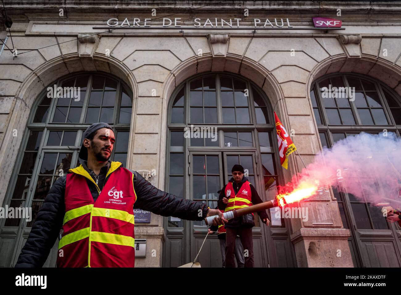 Des manifestants d'employés de la SNCF ont mis une bannière à l'affiche et ont déclenché des éruptions lors d'une manifestation organisée par des cheminots et d'autres syndicats à Lyon, en France, sur 4 avril 2018. Les trains et les avions ont été annulés à travers la France, alors que les syndicats ont poussé vers l'avant, avec des protestations contre le président Emmanuel Macrons, qui prévoyait de retirer les avantages de certains travailleurs de l'État. (Photo de Nicolas Liponne/NurPhoto) Banque D'Images
