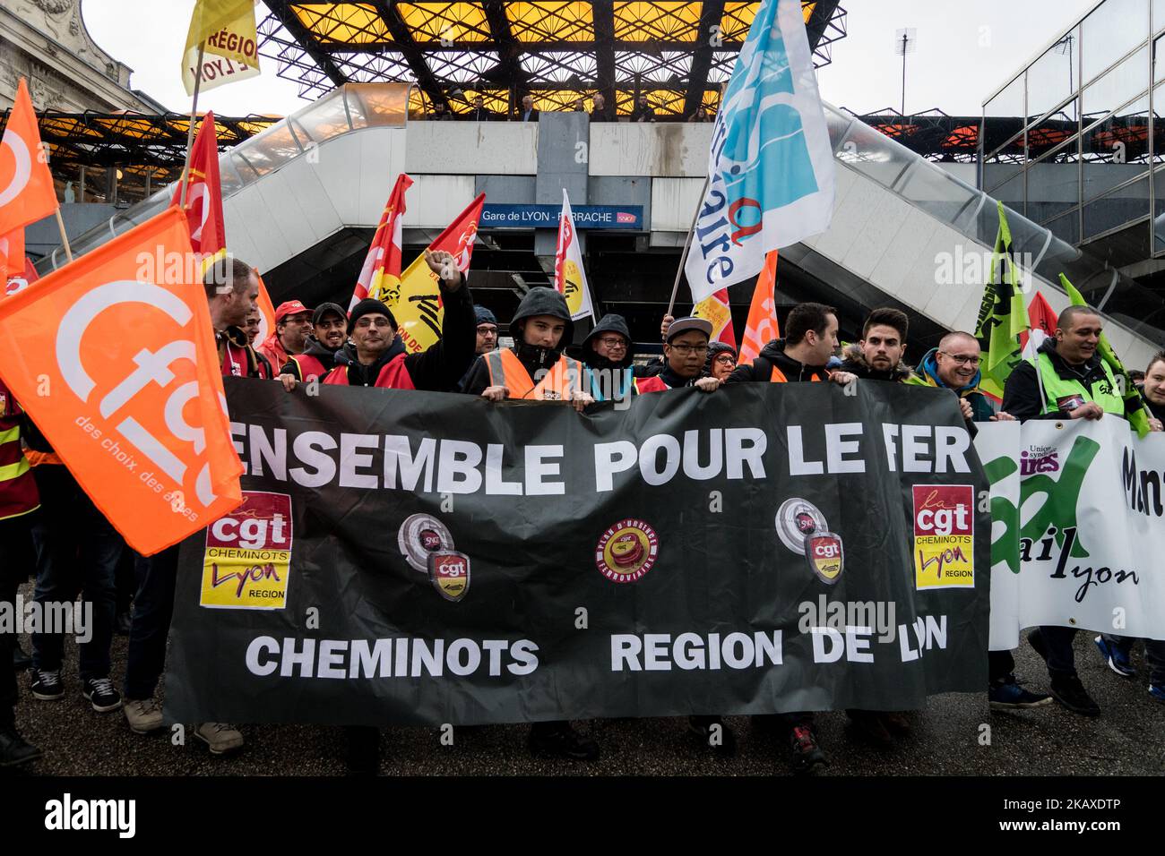 Des manifestants d'employés de la SNCF ont mis une bannière à l'affiche et ont déclenché des éruptions lors d'une manifestation organisée par des cheminots et d'autres syndicats à Lyon, en France, sur 4 avril 2018. Les trains et les avions ont été annulés à travers la France, alors que les syndicats ont poussé vers l'avant, avec des protestations contre le président Emmanuel Macrons, qui prévoyait de retirer les avantages de certains travailleurs de l'État. (Photo de Nicolas Liponne/NurPhoto) Banque D'Images