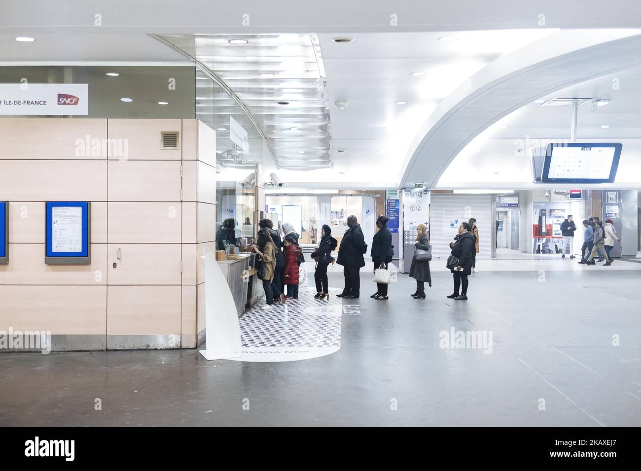 Les gens font des reines devant un bureau de la SNCF pour en savoir plus sur les annulations de trains de l'époque. Les syndicats ont décidé de lancer un mouvement de 1 mois pour protester contre les réformes voulues par le président français Emmanuel Macron à Paris, en France, le 3 avril 2018. (Photo de Jan Schmidt-Whitley/NurPhoto) Banque D'Images