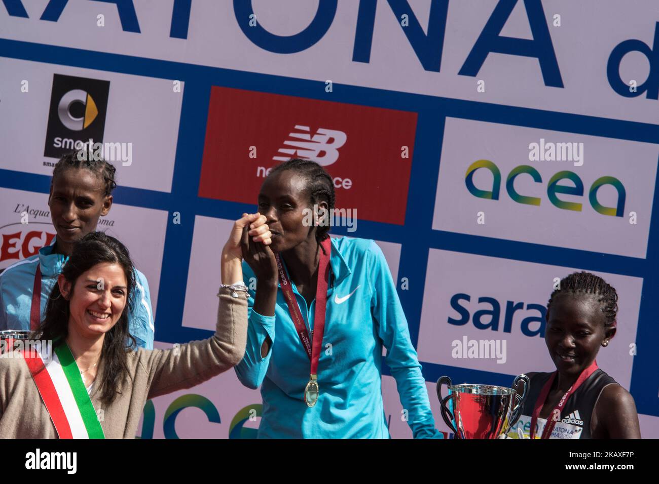 Rahma Tusa (C) d'Ethiopie, vainqueur, Dalila Abdulkadir Gosa (L), deuxième, Et Alice Jepkemimi Kibor (R), du Kenya, troisième, pose sur le podium avec le maire de Rome Virginia Raggi, après l'édition 24th du Marathon de Rome, la XXIV édition du Marathon de Rome, sur 8 avril 2018 à Rome, Italie (photo d'Andrea Ronchini/NurPhoto) Banque D'Images