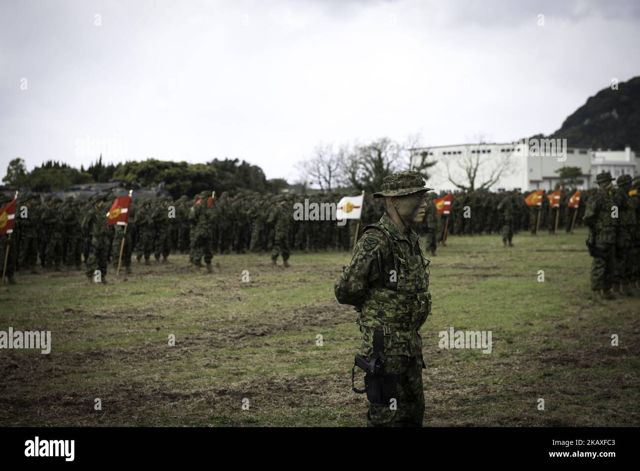 Des soldats de la Force d'autodéfense terrestre japonaise (JGSDF) ont appelé la Brigade de déploiement rapide amphibie à assister à une cérémonie au Camp Ainoura à Sasebo, préfecture de Nagasaki, Japon, sur 7 avril 2018. (Photo de Richard Atrero de Guzman/NurPhoto) Banque D'Images