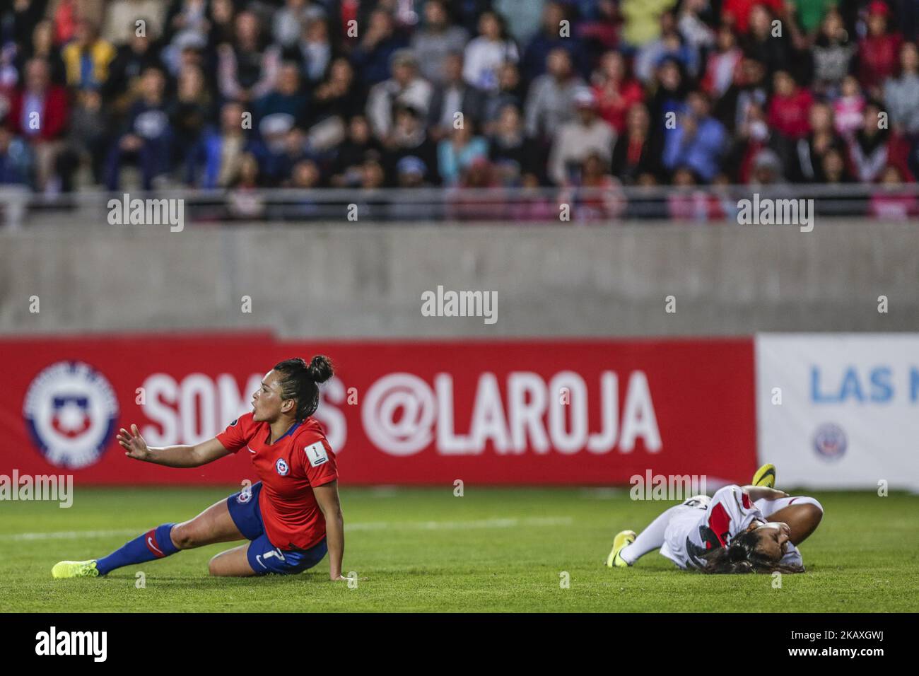 Maria Josa Alondra Rojas Pino du Chili vies Esthefany Lizeth Espino Paredes (R) du Pérou pendant la première phase et s'est qualifiée pour la demi-finale du match de coupe féminine américaine 2018 entre le Chili et le Pérou à l'Estadio la Portada à la Serena, au Chili, le 12 avril 2018. Le Chili a gagné 5-0.(photo de Pablo Rojas Madariaga/NurPhoto) Banque D'Images