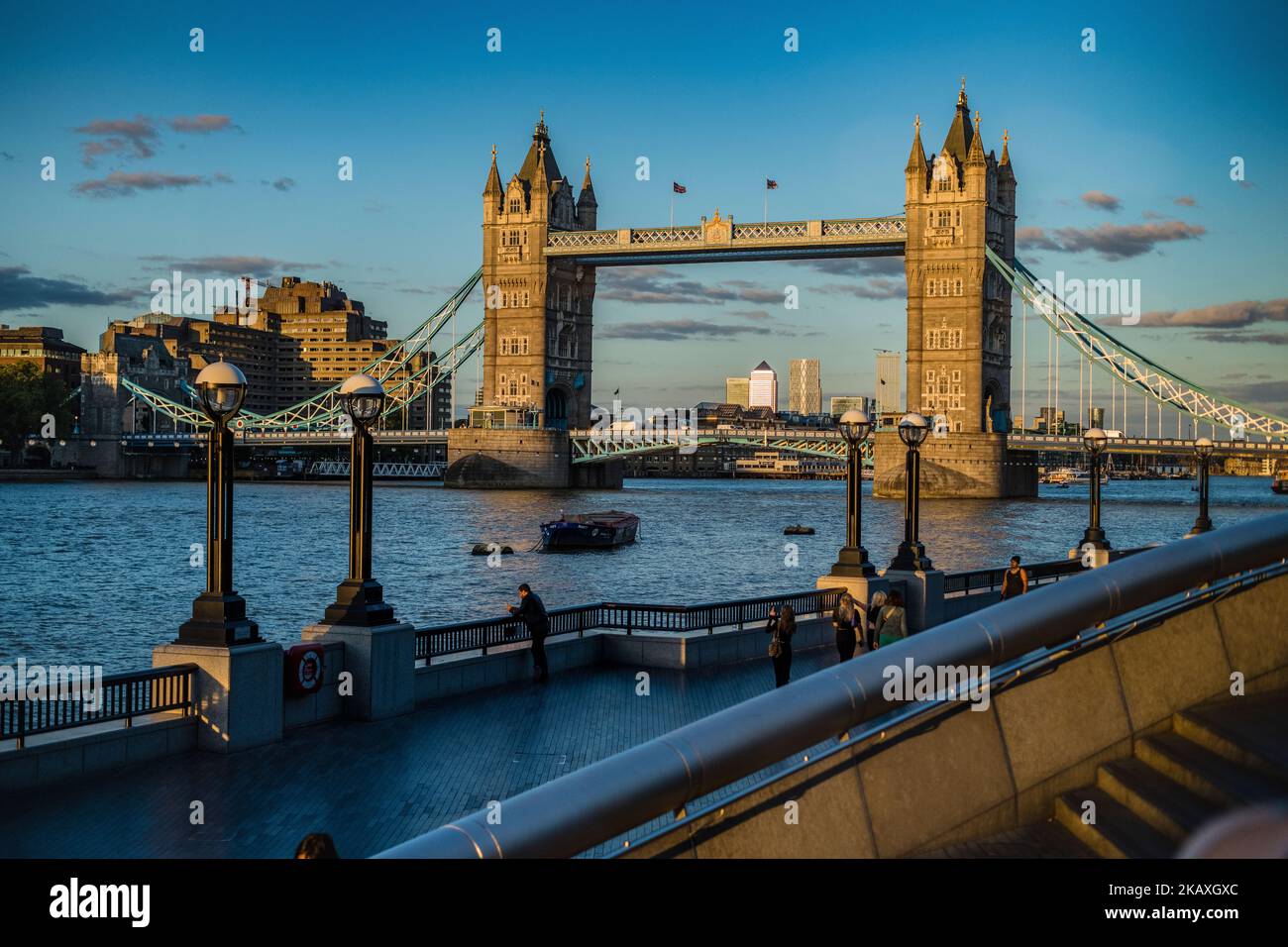 Tower Bridge London Golden hour en été à Londres, en direction de l'est vers Canary Wharf Banque D'Images