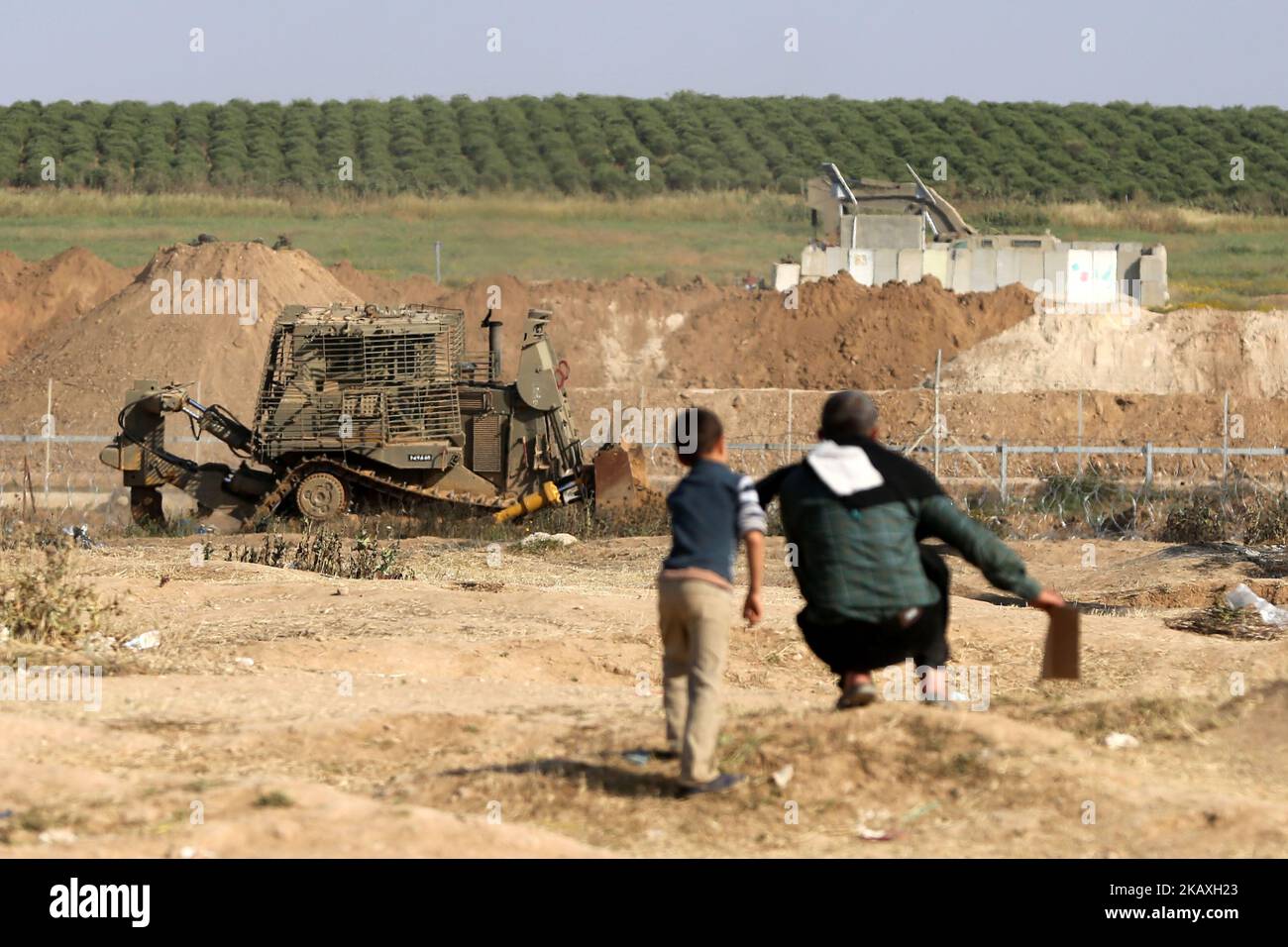 Les bulldozers israéliens et les soldats travaillent à la frontière entre Israël et Gaza, à l'est de la ville de Gaza. Des chars israéliens ont bombardé des sites dans l'est de la ville de Gaza mercredi matin, dans ce que l'armée et les médias israéliens ont rapporté en réponse à un engin explosif qui a explosé près d'un bulldozer militaire israélien le long de la frontière.11 avril 2018(photo de Mamen Faiz/NurPhoto) Banque D'Images