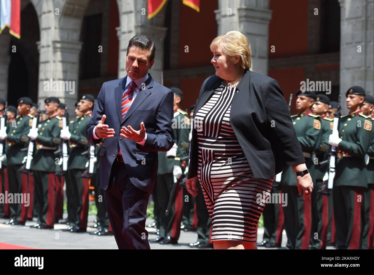 Le président mexicain Enrique Pena Nieto (R) et le Premier ministre norvégien Erna Solberg, ont parlé de 12 avril 2018 lors de sa cérémonie d'accueil au Palais national de Mexico, au Mexique. (Photo par Carlos Tischler/NurPhoto) Banque D'Images