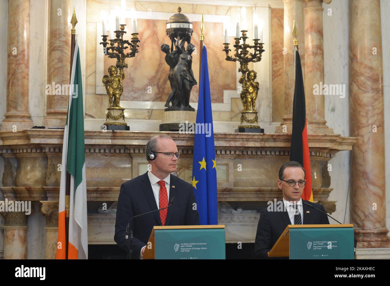 Simon Coveney (à gauche), Tanaiste (vice-premier ministre) d'Irlande et ministre des Affaires étrangères et du Commerce et Heiko Maas (à droite), ministre fédéral des Affaires étrangères de l'Allemagne, arrivent à la conférence de presse à la suite de discussions officielles à la Maison Iveagh à Dublin. Jeudi, 12 avril 2018, à Dublin, Irlande. (Photo par Artur Widak/NurPhoto) Banque D'Images