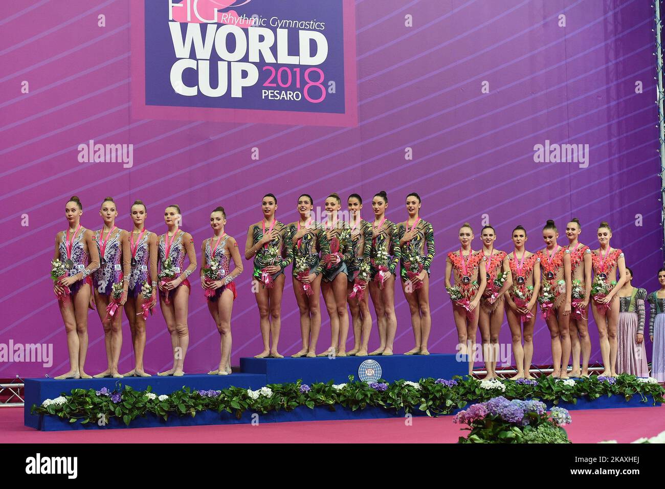 Podium des tous les gagnants de la FIG 2018 de la coupe du monde de gymnastique rythmique à l'aréna Adriatique sur 14 avril 2018 à Pesaro, Italie. (Photo Franco Romano/NurPhoto) Banque D'Images