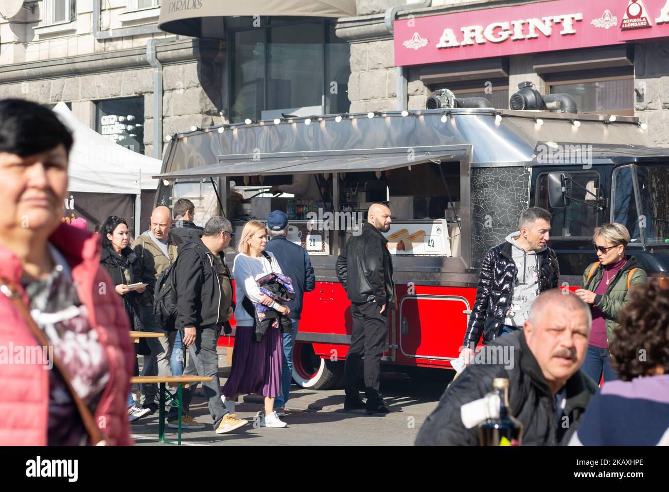 Chisinau, Moldavie - 15 octobre 2022: Hommes et femmes se tiennent au comptoir avec des hot dogs pendant la fête de la ville, Chisinau. Chisinau est le capi Banque D'Images