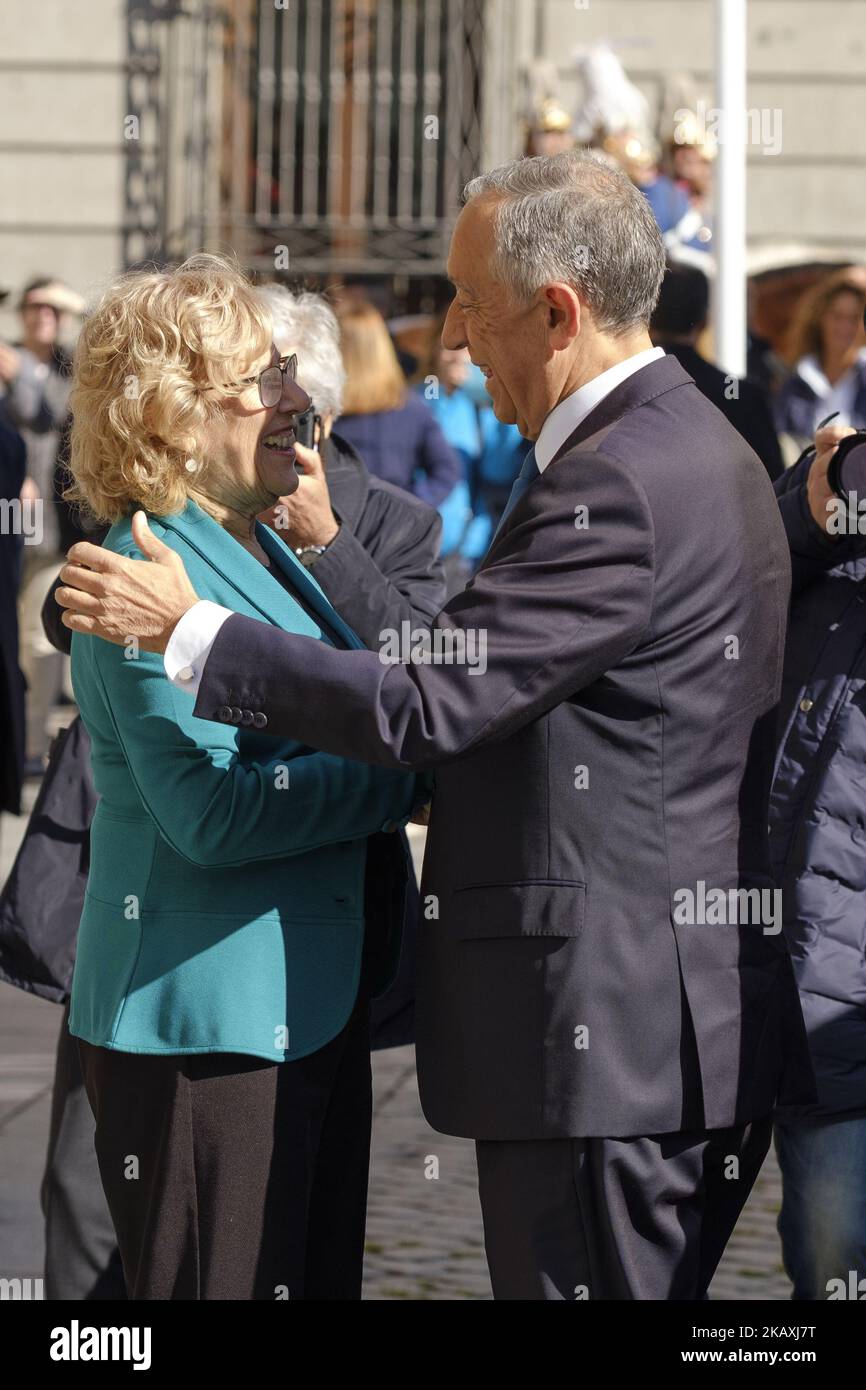 Le Président portugais, Marcelo Rebelo de Sousa, reçoit la clé d'or de la ville de la Mayoresse Manuela Carmena de Madrid lors d'une cérémonie qui s'est tenue à la Casa de la Villa à Madrid, Espagne sur 16 avril 2018. Rebelo de Sousa effectue une visite d'État de trois jours en Espagne, le premier d'un président portugais depuis 2006. (Photo par Oscar Gonzalez/NurPhoto) Banque D'Images