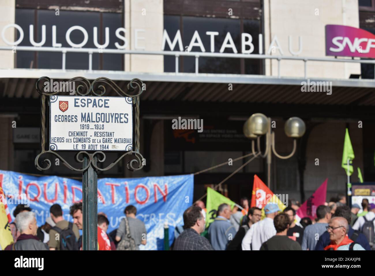 Les cheminots français en grève se sont rassemblés devant la gare de Matabiau à Toulouse avant le quatrième jour de grève contre la réforme ferroviaire. La réunion a été convoquée par la CGT, la CFDT, les syndicats de Sud. Les utilisateurs de la fonction publique ferroviaire ont également été invités à se réunir. Un signe pour un ouvrier ferroviaire qui a résisté aux nazis pendant la Seconde Guerre mondiale. Toulouse. France. 17 avril 2018. (Photo d'Alain Pitton/NurPhoto) Banque D'Images