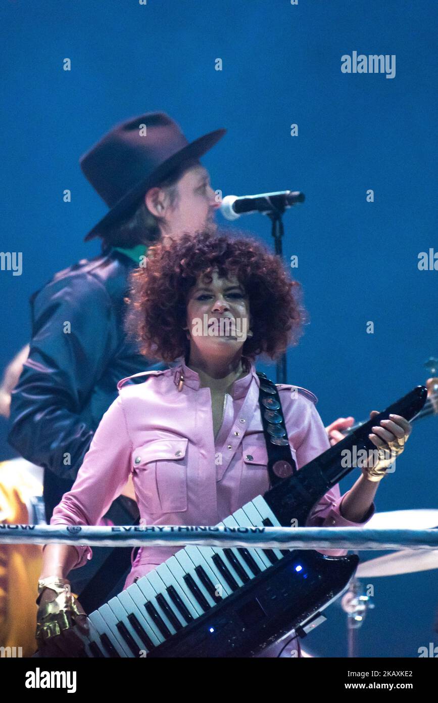 Win Butler et Regine Chassagne, du groupe de rock indépendant canadien Arcade Fire, sont photographiés à l'aréna Wembley, Londres, sur 12 avril 2018. Arcade Fire est un groupe de rock indépendant canadien, composé de son mari et de sa femme Win Butler (voix, basse, guitare) et Régine Chassagne, ainsi que du jeune frère de Win William Butler, Richard Reed Parry, Tim Kingsbury et Jeremy Gara. La gamme de tournées actuelle du groupe comprend également Sarah Neufeld, ancienne membre de base, Tiwill Duprate, percussionniste et Stuart Bogie, saxophoniste. (Photo par Alberto Pezzali/NurPhoto) Banque D'Images