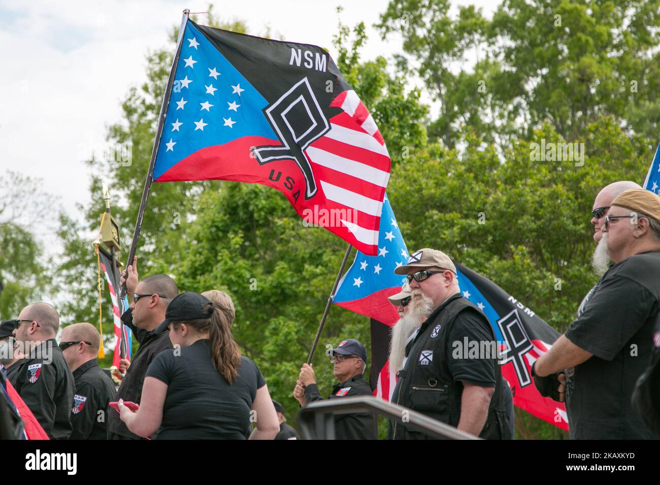 Les néonazis détiennent des drapeaux lors d'un rassemblement du mouvement socialiste national au parc de la rue Greenville à Newnan, Géorgie, États-Unis sur 21 avril 2018. (Photo par Emily Molli/NurPhoto) Banque D'Images