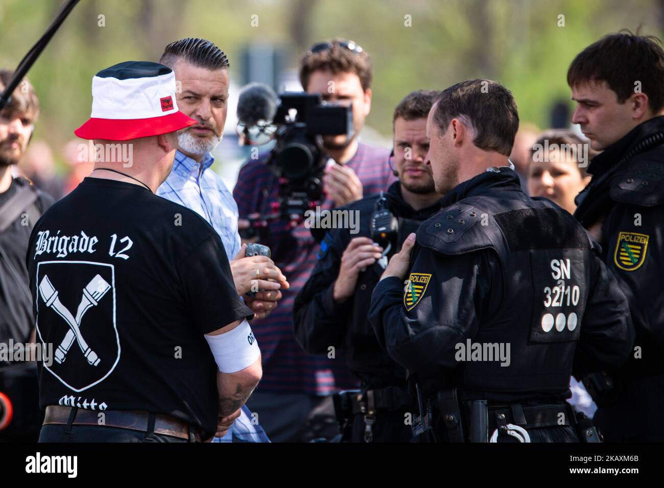 Thorsten Heise l'organisateur du festival parle à la police en dehors du lieu du festival néo-nazi 'Shild und Schwert' (Bouclier et épée), dans la petite ville allemande d'Ostritz sur 20 avril 2018. Des centaines de néonazis devaient se rassembler sur 20 avril 2018, qui marque l'anniversaire d'Adolf Hitler, et sur 21 avril 2018 pour un festival de deux jours à Ostritz, où des groupes antifascistes ont juré des contre-manifestations. (Photo de David Speier/NurPhoto) Banque D'Images