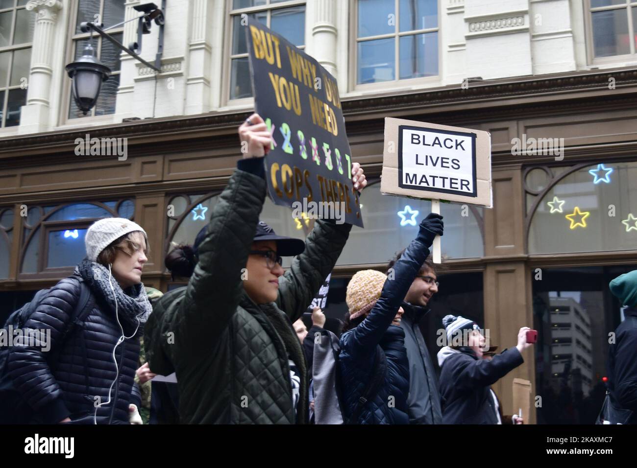 Les membres de la communauté rejoignent les chefs religieux et les ecclésiastiques avec les Philadelphiens organisés pour témoigner, Empower et reconstruire (POWER) organisent un rassemblement de responsabilité de la police, suivi d'une marche de protestation commençant au siège de la police de Philadelphie et se terminant à l'hôtel de ville dans le centre de Philadelphie, PA, le April19, 2018. La manifestation est une réaction à la récente arrestation controversée de deux hommes noirs dans un Starbucks de la ville du Centre. (Photo de Bastiaan Slabbers/NurPhoto) Banque D'Images