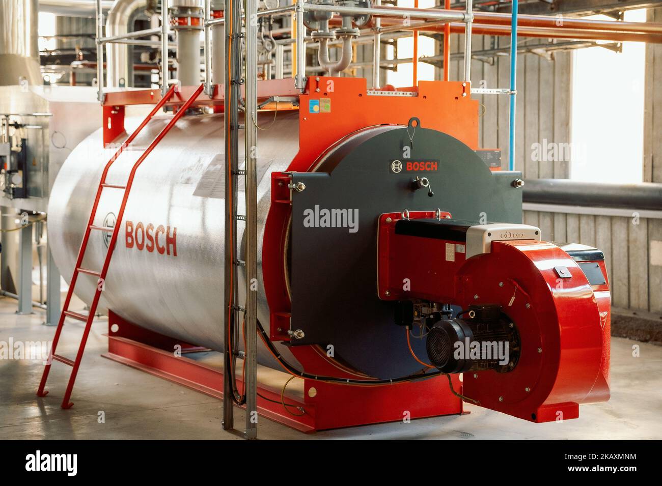 Le réservoir et l'équipement Bosch à l'intérieur de la chaudière à bois  Salaspils Siltums Photo Stock - Alamy