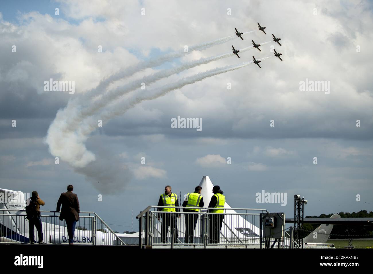 Les avions du groupe espagnol Patrulla Aguila volent à une exposition lors de l'exposition innovation et leadership en aérospatiale (ILA) 2018 à Schoenefeld, Allemagne, sur 25 avril 2018. L'exposition internationale de l'aérospatiale accueille environ 1 000 exposants et se tiendra du 25 avril au 29 2018. (Photo par Emmanuele Contini/NurPhoto) Banque D'Images