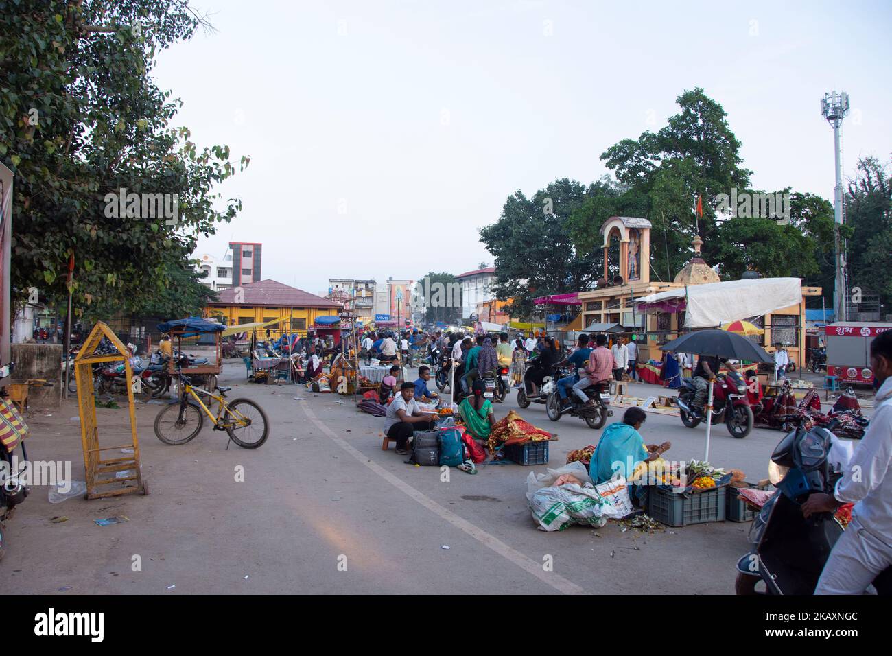 Jagdalpur, Chhattisgarh, Inde le 24th octobre 2022 - un petit marché tribal près du temple de Danteshwari Banque D'Images