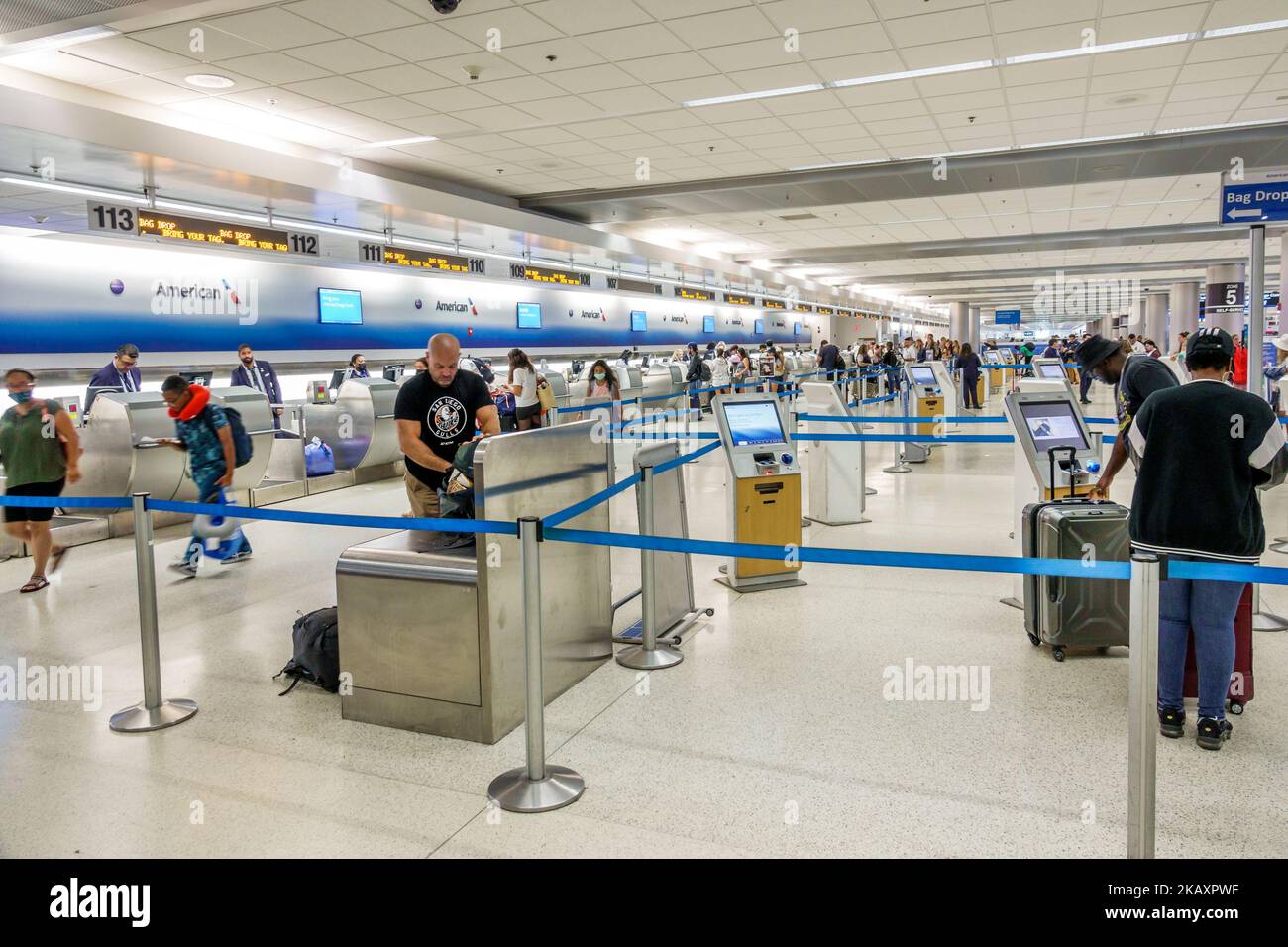 Miami Florida, Miami International Airport MIA terminal, American Airlines terminal avion enregistrement comptoir barrières de file d'attente, homme hommes femme femmes fema Banque D'Images
