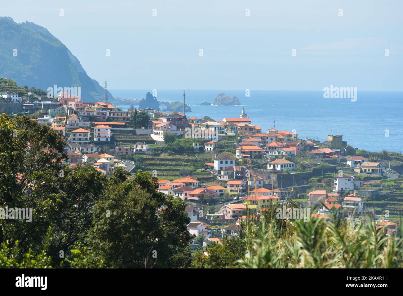 Une vue pittoresque de Seixal, une paroisse civile dans la municipalité de Porto Moniz, la côte nord-ouest de l'île de Madère. Mardi, 24 avril 2018, à Seixal, île de Madère, Portugal. (Photo par Artur Widak/NurPhoto) Banque D'Images