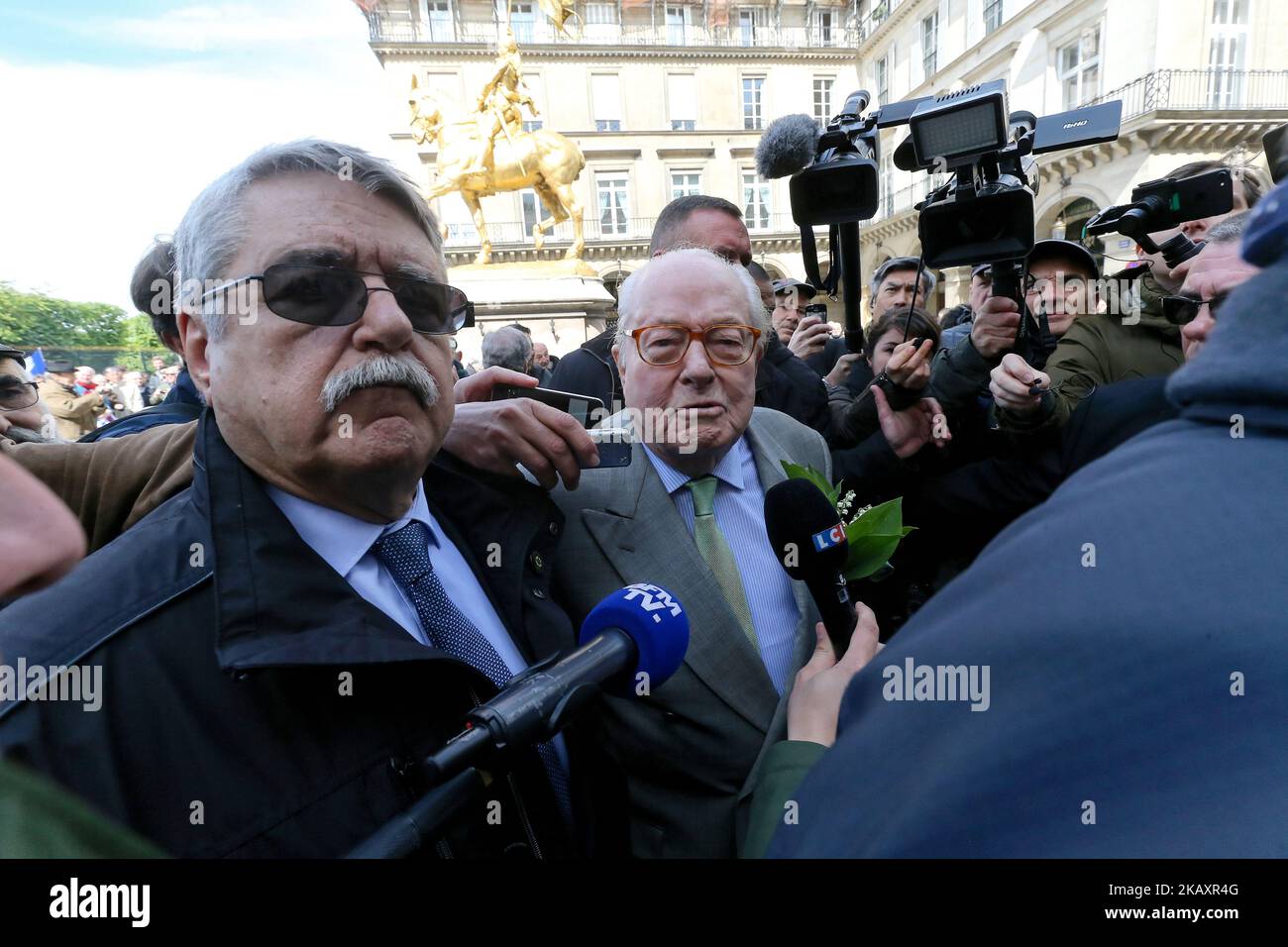 Jean-Marie le Pen (C), fondateur du parti d'extrême-droite du Front National (FN), participe au rassemblement annuel en l'honneur de Jeanne d'Arc (Jeanne d'Arc) à la place des Pyramides à Paris sur 1 mai 2018. Jean-Marie le Pen, co-fondateur de la marque de feu du Front national d'extrême-droite français, qui a finalement été expulsé du parti par sa fille, a confirmé qu'il était maintenant membre de l'Alliance pour la paix et la liberté (APF), un groupe de partis d'extrême-droite européens, Ce qui dit que l'octogénaire s'est joint à 22 mars 2018. (Photo de Michel Stoupak/NurPhoto) Banque D'Images