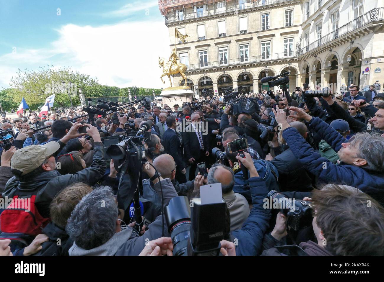 Jean-Marie le Pen (C), fondateur du parti d'extrême-droite du Front National (FN), participe au rassemblement annuel en l'honneur de Jeanne d'Arc (Jeanne d'Arc) à la place des Pyramides à Paris sur 1 mai 2018. Jean-Marie le Pen, co-fondateur de la marque de feu du Front national d'extrême-droite français, qui a finalement été expulsé du parti par sa fille, a confirmé qu'il était maintenant membre de l'Alliance pour la paix et la liberté (APF), un groupe de partis d'extrême-droite européens, Ce qui dit que l'octogénaire s'est joint à 22 mars 2018. (Photo de Michel Stoupak/NurPhoto) Banque D'Images