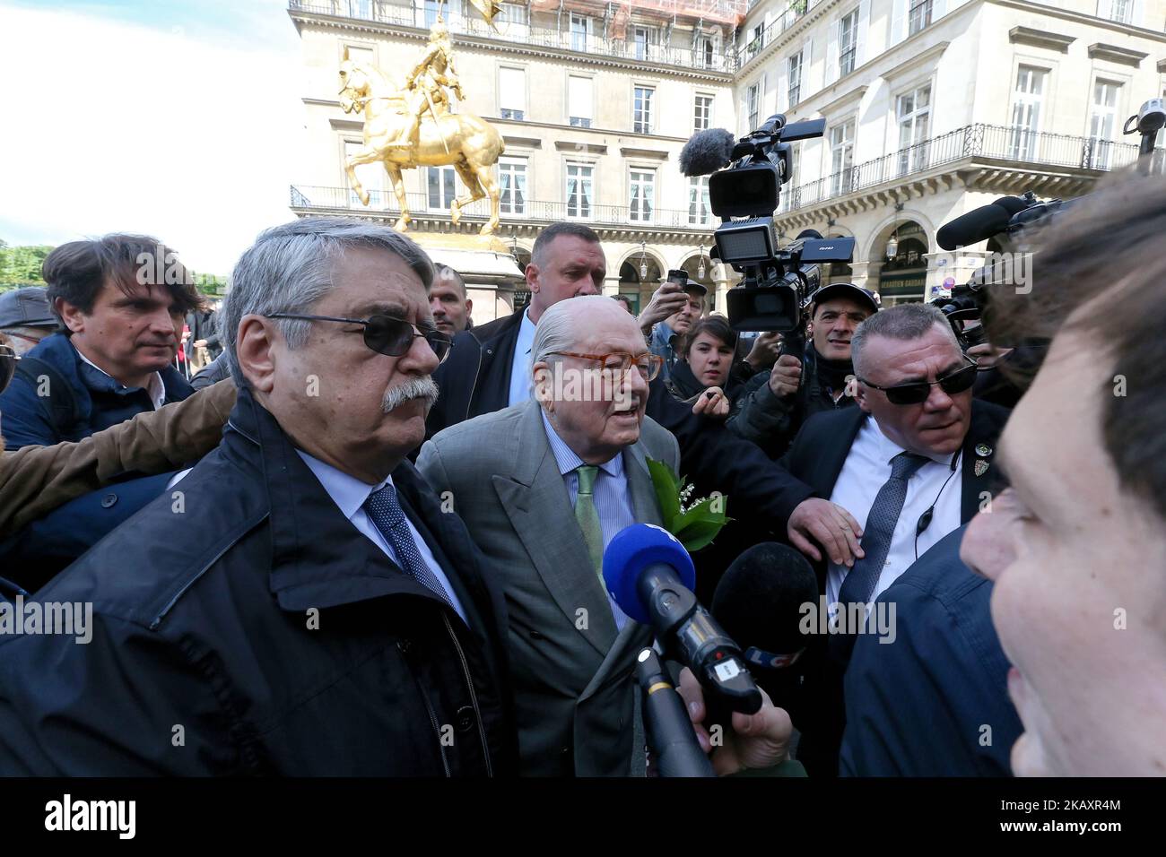 Jean-Marie le Pen (C), fondateur du parti d'extrême-droite du Front National (FN), participe au rassemblement annuel en l'honneur de Jeanne d'Arc (Jeanne d'Arc) à la place des Pyramides à Paris sur 1 mai 2018. Jean-Marie le Pen, co-fondateur de la marque de feu du Front national d'extrême-droite français, qui a finalement été expulsé du parti par sa fille, a confirmé qu'il était maintenant membre de l'Alliance pour la paix et la liberté (APF), un groupe de partis d'extrême-droite européens, Ce qui dit que l'octogénaire s'est joint à 22 mars 2018. (Photo de Michel Stoupak/NurPhoto) Banque D'Images