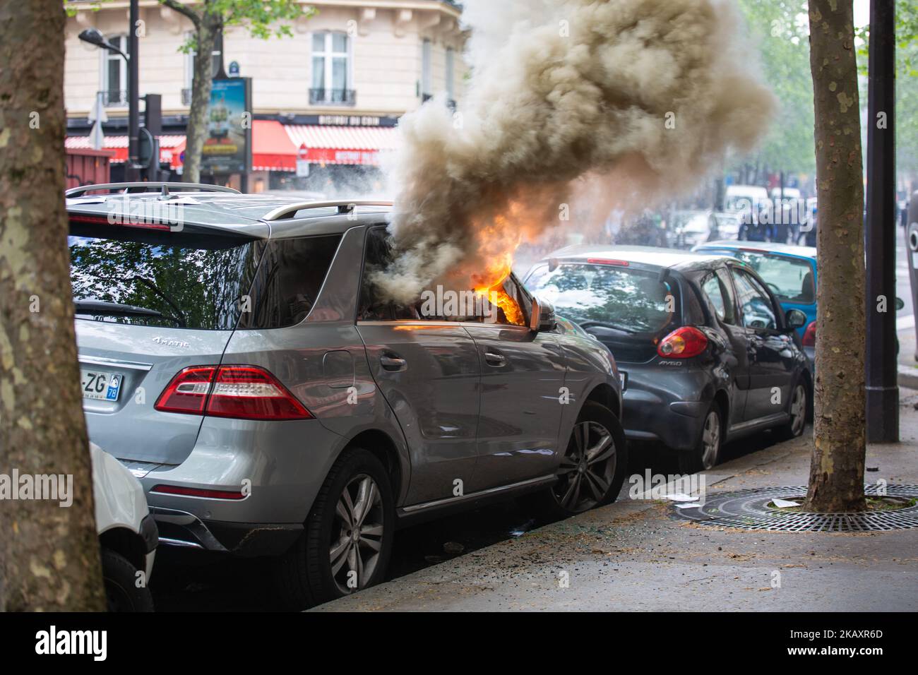 Environ 1200 manifestants masqués et à capuchon vêtus de noir ont attaqué la police le jour de mai à Paris. Les manifestants ont écrasé des vitrines de commerces, des voitures torchées et des graffitis anti-capitalistes sur les murs. La police a dispersé les manifestants avec des gaz lacrymogènes, des canons à eau et des balles en caoutchouc. (Photo de David Speier/NurPhoto) Banque D'Images