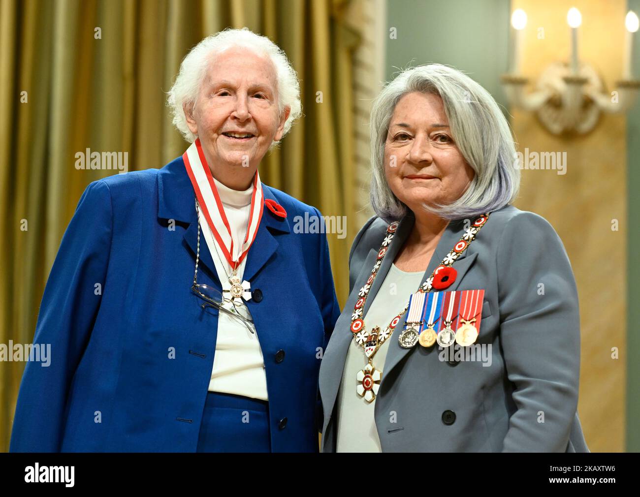 La consœur Sue Mosteller, de Toronto, est investie comme officier de  l'ordre du Canada par Gov. Le général Mary Simon lors d'une cérémonie à  Rideau Hall, à Ottawa, le jeudi 3 novembre