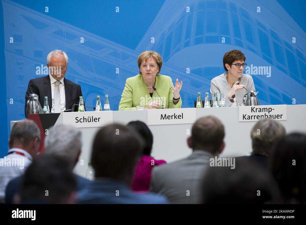 La chancelière allemande Angela Merkel (C) et le secrétaire général de la CDU, Annegert Kramp-Karrenbauer (R), sont photographiés lors d'une conférence des présidents de district et du siège de la CDU, Konrad-Adenauer-Haus, à Berlin, en Allemagne, sur 9 mai 2018. (Photo par Emmanuele Contini/NurPhoto) Banque D'Images