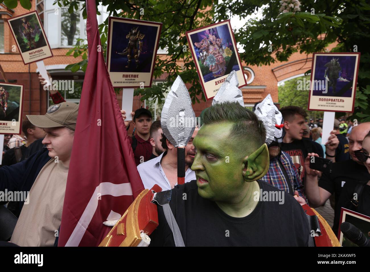 Les membres de l'organisation 'la Horde démocratique' ont fait des portraits de personnages du jeu World of Warcraft à Kiev, Ukraine, 9 mai 2018, pour les participants à la marche pro-russe du 'régiment d'Immortals'. L'Ukraine commémore le 73rd anniversaire de la victoire dans la guerre de l'Union soviétique sur l'Allemagne nazie. (Photo par Sergii Kharchenko/NurPhoto) Banque D'Images