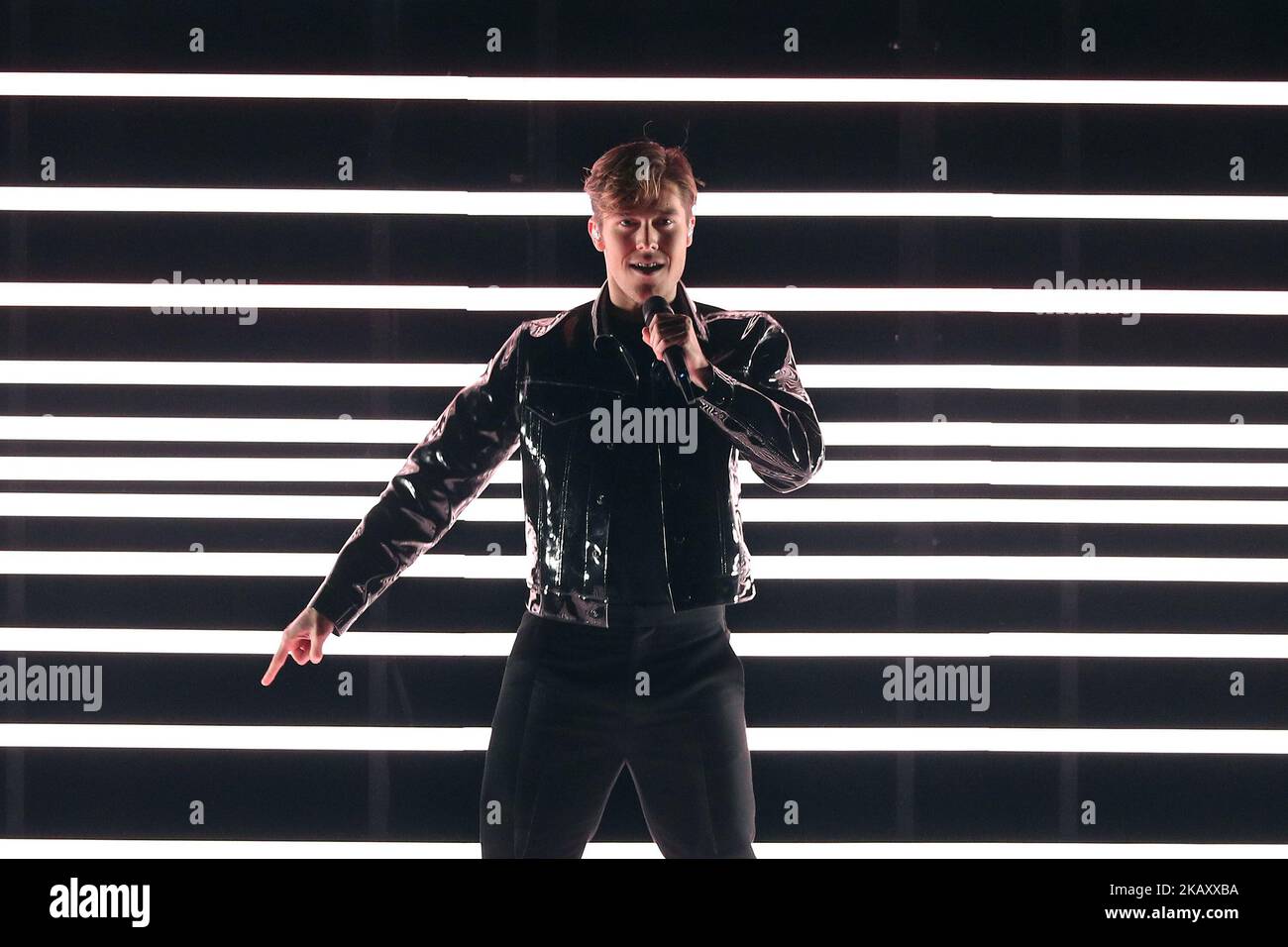 Le chanteur Benjamin Ingrosso de Suède se produit lors de la deuxième demi-finale du concours Eurovision 2018, à l'arène d'Altice de Lisbonne, au Portugal, sur 10 mai 2018. ( Photo par Pedro Fiúza/NurPhoto) Banque D'Images