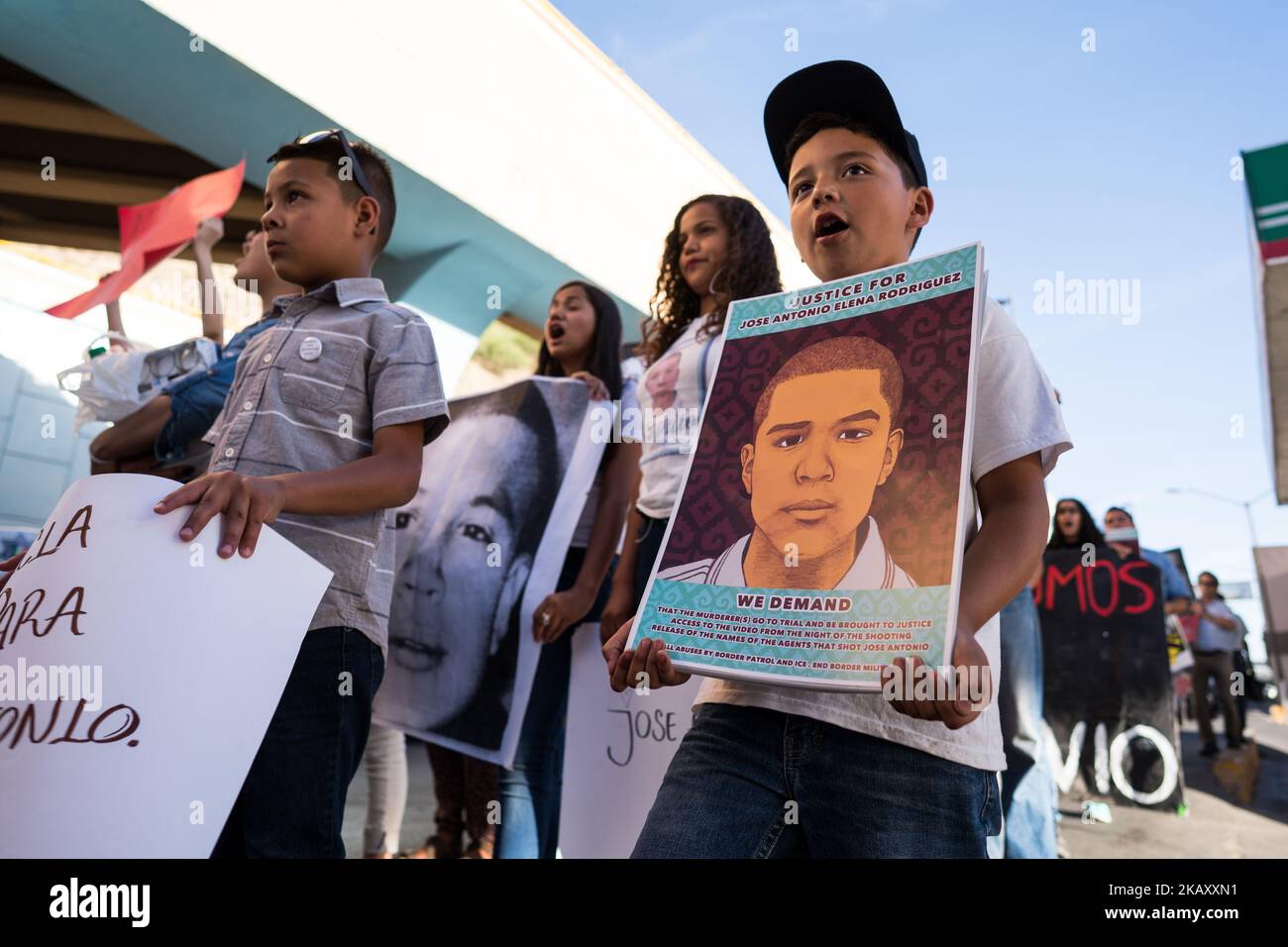 Les manifestants défilent à Nogales, Sonora, Mexique sur 10 mai 2018 pour réclamer justice à José Antonio Elena Rodriguez, l'adolescent mexicain qui a été tué par balle et tué par le mur de la frontière par l'agent de la patrouille frontalière Lonnie Swartz en 2012 à Nogales. La famille et les partisans de Rodriguez appellent à un nouveau procès de Lonnie Swartz pour des condamnations pour homicide involontaire coupable après que Swartz ait été reconnu non coupable de meurtre au deuxième degré en avril. (Photo de Max Herman/NurPhoto) Banque D'Images