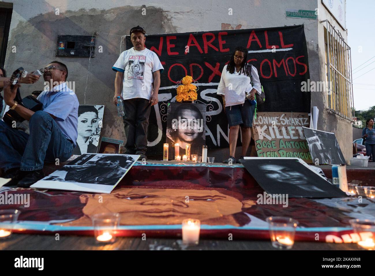 Les manifestants se rassemblent à Nogales, Sonora, au Mexique, à l'occasion d'une veillée sur 10 mai 2018 pour José Antonio Elena Rodriguez, l'adolescent mexicain qui a été tué par balle et tué par le mur frontalier par l'agent de la patrouille frontalière, Lonnie Swartz, en 2012, à Nogales. La famille et les partisans de Rodriguez appellent à un nouveau procès de Lonnie Swartz pour des condamnations pour homicide involontaire coupable après que Swartz ait été reconnu non coupable de meurtre au deuxième degré en avril. (Photo de Max Herman/NurPhoto) Banque D'Images