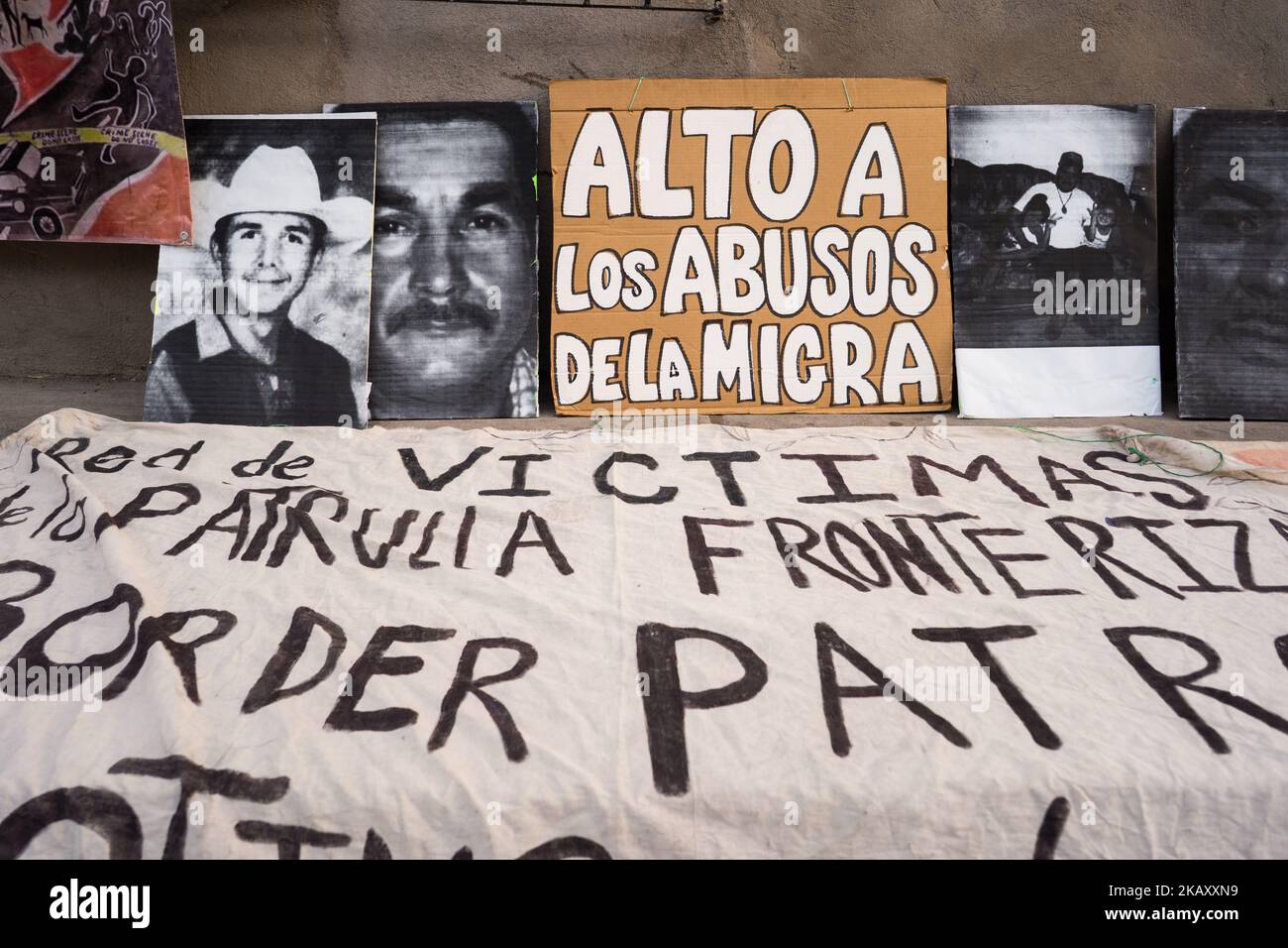 Les victimes des fusillades de la patrouille frontalière sont rappelées lors d'une veillée pour José Antonio Elena Rodriguez, qui a été tué par balle dans le mur frontalier par l'agent de la patrouille frontalière Lonnie Swartz en 2012 à Nogales, Sonora, Mexique. La famille et les partisans de Rodriguez appellent à un nouveau procès de Lonnie Swartz pour des condamnations pour homicide involontaire coupable après que Swartz ait été reconnu non coupable de meurtre au deuxième degré. (Photo de Max Herman/NurPhoto) Banque D'Images