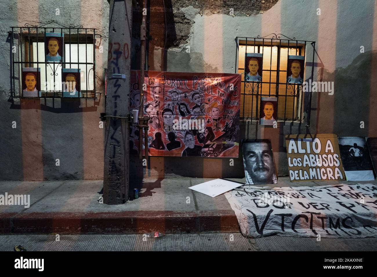 Les victimes des fusillades de la patrouille frontalière américaine sont rappelées lors d'une veillée pour José Antonio Elena Rodriguez, qui a été tué par balle dans le mur frontalier par l'agent de la patrouille frontalière Lonnie Swartz en 2012 à Nogales, Sonora, Mexique. La famille et les partisans de Rodriguez appellent à un nouveau procès de Lonnie Swartz pour des condamnations pour homicide involontaire coupable après que Swartz ait été reconnu non coupable de meurtre au deuxième degré. (Photo de Max Herman/NurPhoto) Banque D'Images