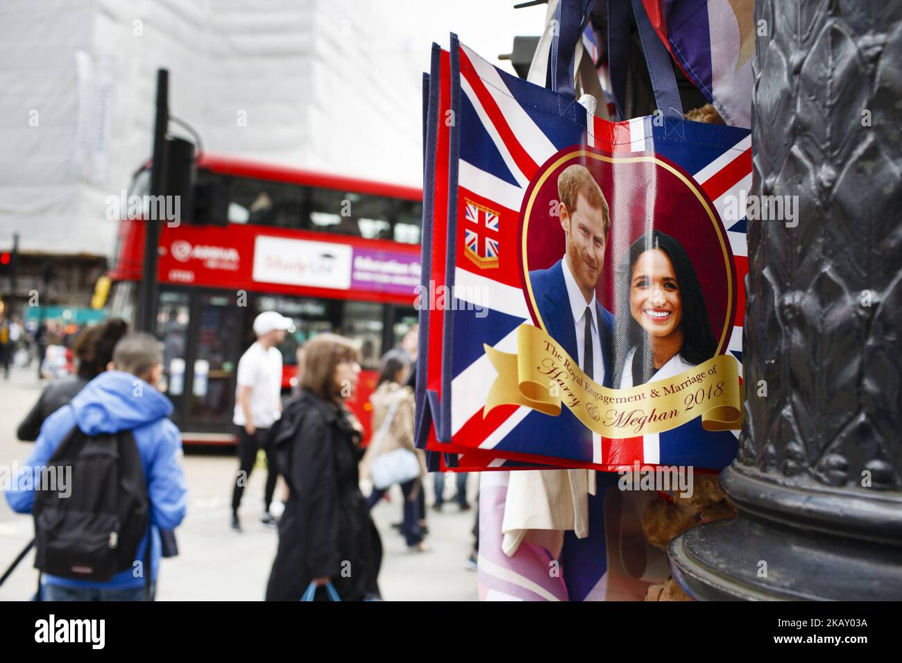 Des sacs souvenirs sont exposés à Piccadilly Circus avant le mariage très attendu du prince Harry de Grande-Bretagne à l'ancienne actrice américaine Meghan Markle, huit jours plus tard, dans un contexte de plus en plus propice à Londres, en Angleterre, sur 11 mai 2018. Sixième en ligne du trône Harry est de se marier à Mme Markle dans une cérémonie à la résidence royale du château de Windsor, à la périphérie de Londres, sur 19 mai. (Photo de David Cliff/NurPhoto) Banque D'Images