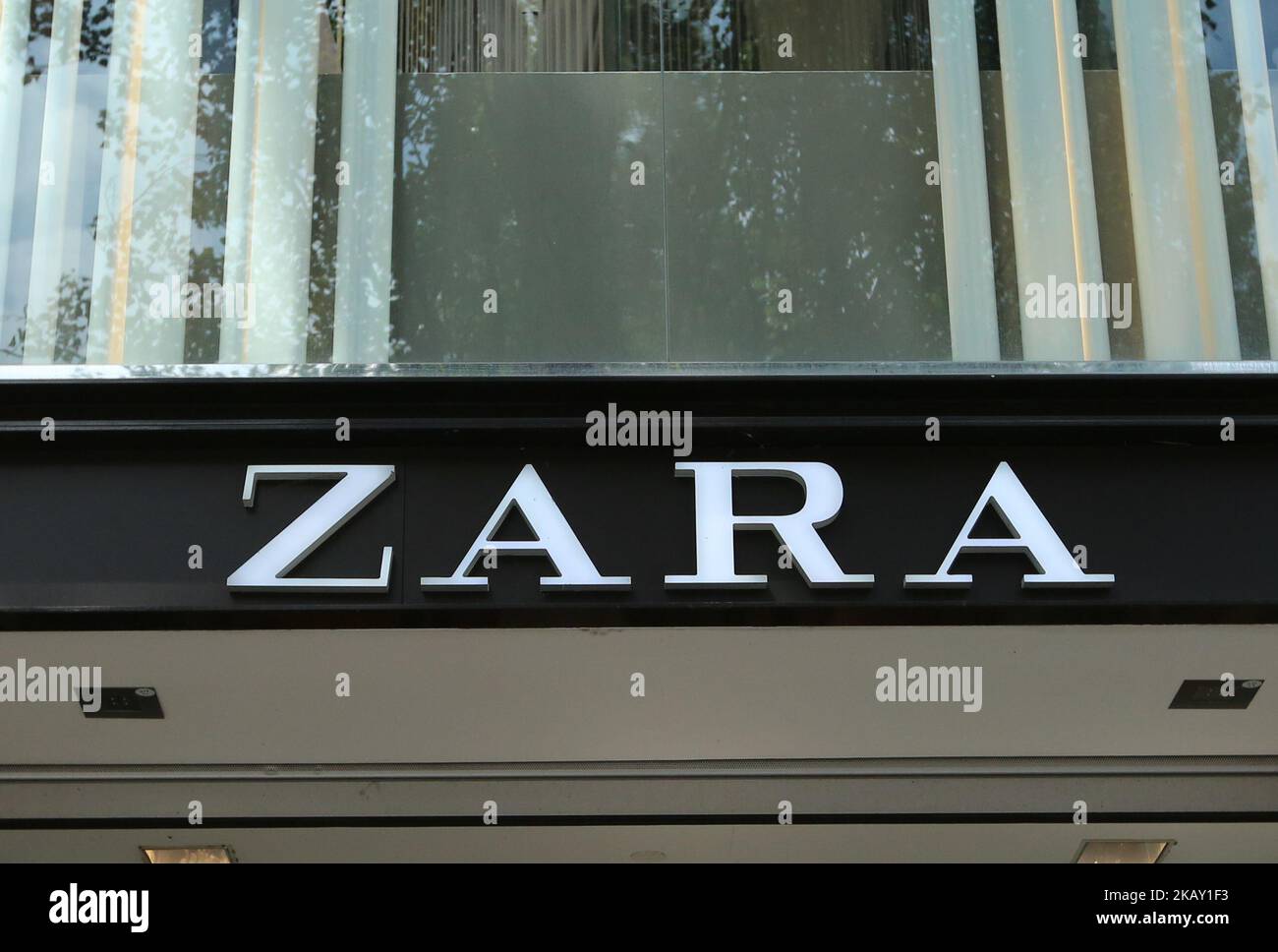 Le logo du détaillant espagnol de mode rapide (vêtements et accessoires) basé à Arteixo, Galice (Espagne) Zara est vu à Munich. (Photo par Alexander Pohl/NurPhoto) Banque D'Images