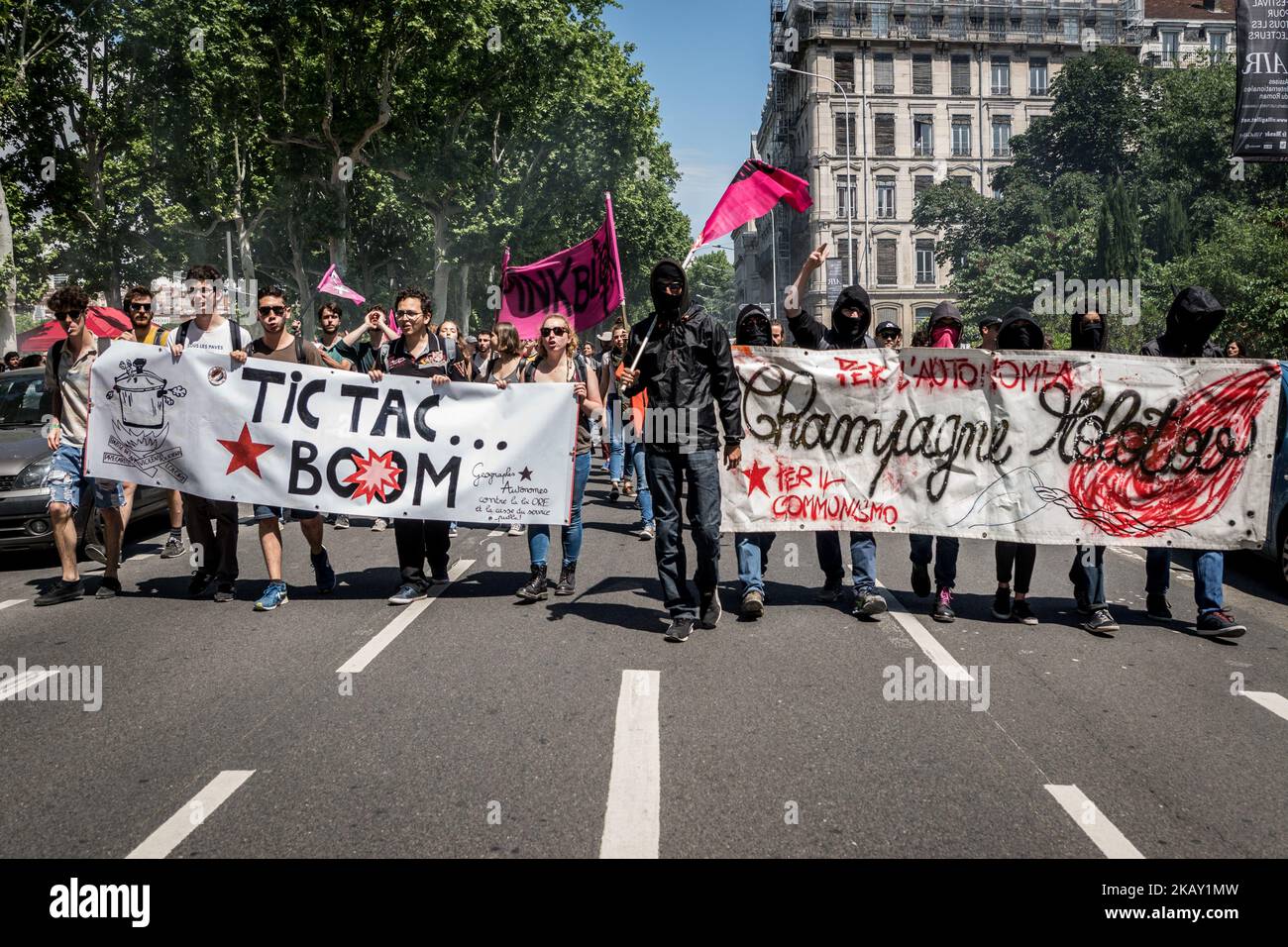 Les manifestants participent à une manifestation à 22 mai 2018, à Lyon, dans le centre-est de la France, dans le cadre d'une journée nationale de grève des employés du secteur public français pour protester contre une série de réformes proposées par le président français, qu'ils considèrent comme une attaque contre les principaux services civiques ainsi que leur propre sécurité économique. Ces arrêts font partie d’une série de manifestations de fonctionnaires contre le président français, qui s’est engagé à réduire les dépenses publiques, à réduire les emplois et à réformer une grande partie de l’État français. (Photo de Nicolas Liponne/NurPhoto) Banque D'Images