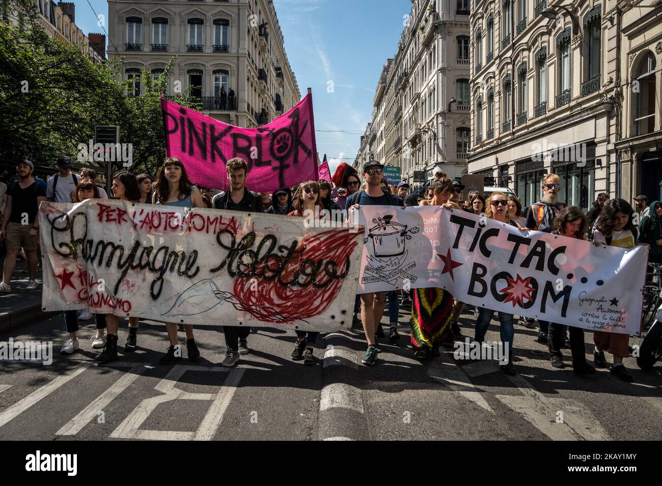 Les manifestants participent à une manifestation à 22 mai 2018, à Lyon, dans le centre-est de la France, dans le cadre d'une journée nationale de grève des employés du secteur public français pour protester contre une série de réformes proposées par le président français, qu'ils considèrent comme une attaque contre les principaux services civiques ainsi que leur propre sécurité économique. Ces arrêts font partie d’une série de manifestations de fonctionnaires contre le président français, qui s’est engagé à réduire les dépenses publiques, à réduire les emplois et à réformer une grande partie de l’État français. (Photo de Nicolas Liponne/NurPhoto) Banque D'Images