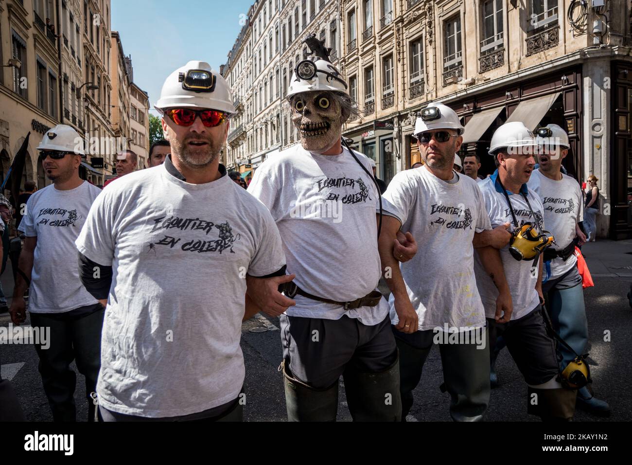Les manifestants participent à une manifestation à 22 mai 2018, à Lyon, dans le centre-est de la France, dans le cadre d'une journée nationale de grève des employés du secteur public français pour protester contre une série de réformes proposées par le président français, qu'ils considèrent comme une attaque contre les principaux services civiques ainsi que leur propre sécurité économique. Ces arrêts font partie d’une série de manifestations de fonctionnaires contre le président français, qui s’est engagé à réduire les dépenses publiques, à réduire les emplois et à réformer une grande partie de l’État français. (Photo de Nicolas Liponne/NurPhoto) Banque D'Images