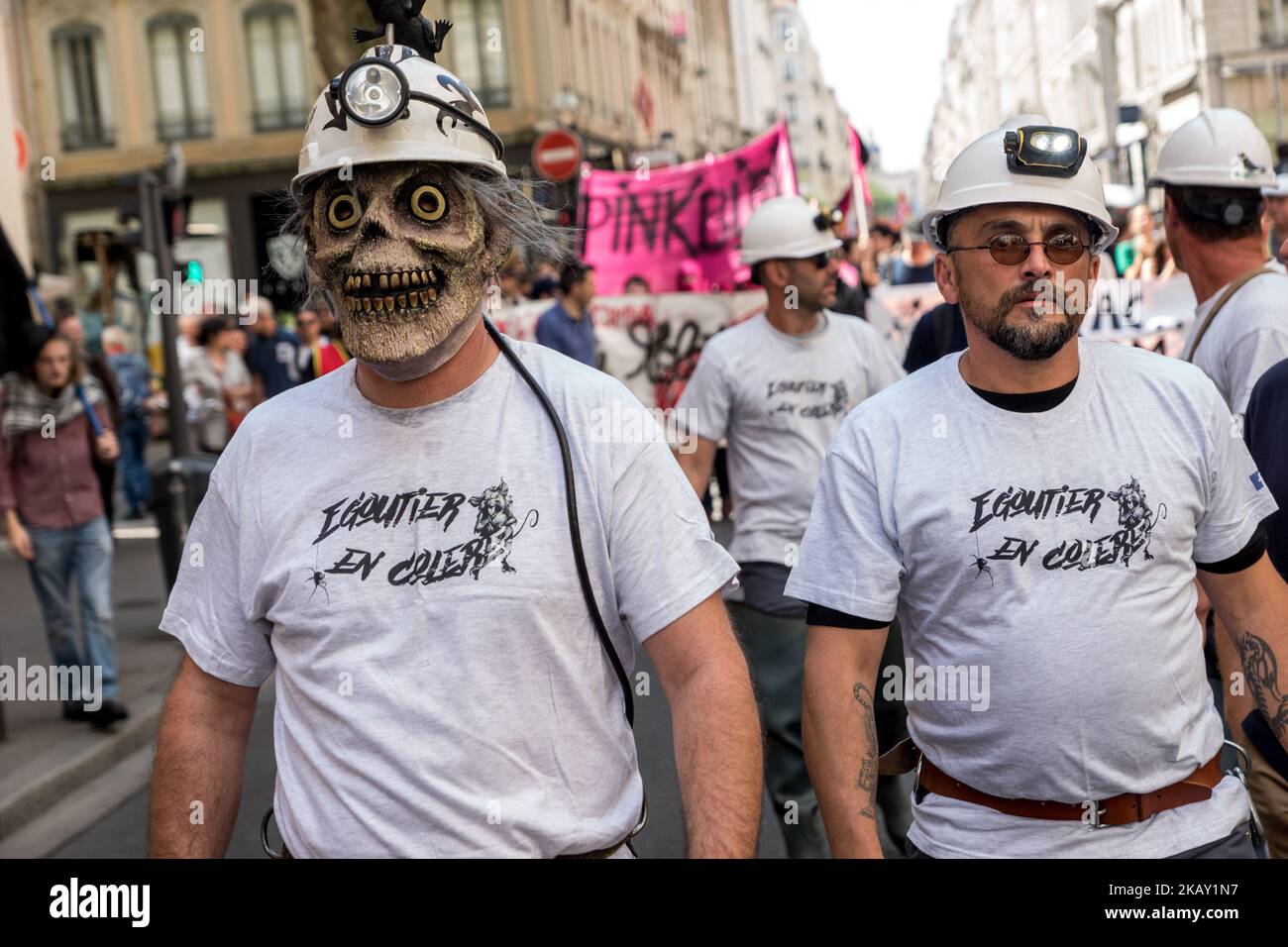 Les manifestants participent à une manifestation à 22 mai 2018, à Lyon, dans le centre-est de la France, dans le cadre d'une journée nationale de grève des employés du secteur public français pour protester contre une série de réformes proposées par le président français, qu'ils considèrent comme une attaque contre les principaux services civiques ainsi que leur propre sécurité économique. Ces arrêts font partie d’une série de manifestations de fonctionnaires contre le président français, qui s’est engagé à réduire les dépenses publiques, à réduire les emplois et à réformer une grande partie de l’État français. (Photo de Nicolas Liponne/NurPhoto) Banque D'Images