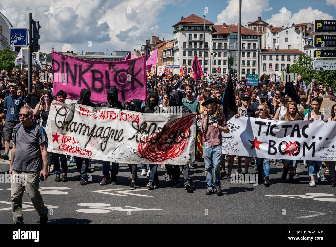 Les manifestants participent à une manifestation à 22 mai 2018, à Lyon, dans le centre-est de la France, dans le cadre d'une journée nationale de grève des employés du secteur public français pour protester contre une série de réformes proposées par le président français, qu'ils considèrent comme une attaque contre les principaux services civiques ainsi que leur propre sécurité économique. Ces arrêts font partie d’une série de manifestations de fonctionnaires contre le président français, qui s’est engagé à réduire les dépenses publiques, à réduire les emplois et à réformer une grande partie de l’État français. (Photo de Nicolas Liponne/NurPhoto) Banque D'Images