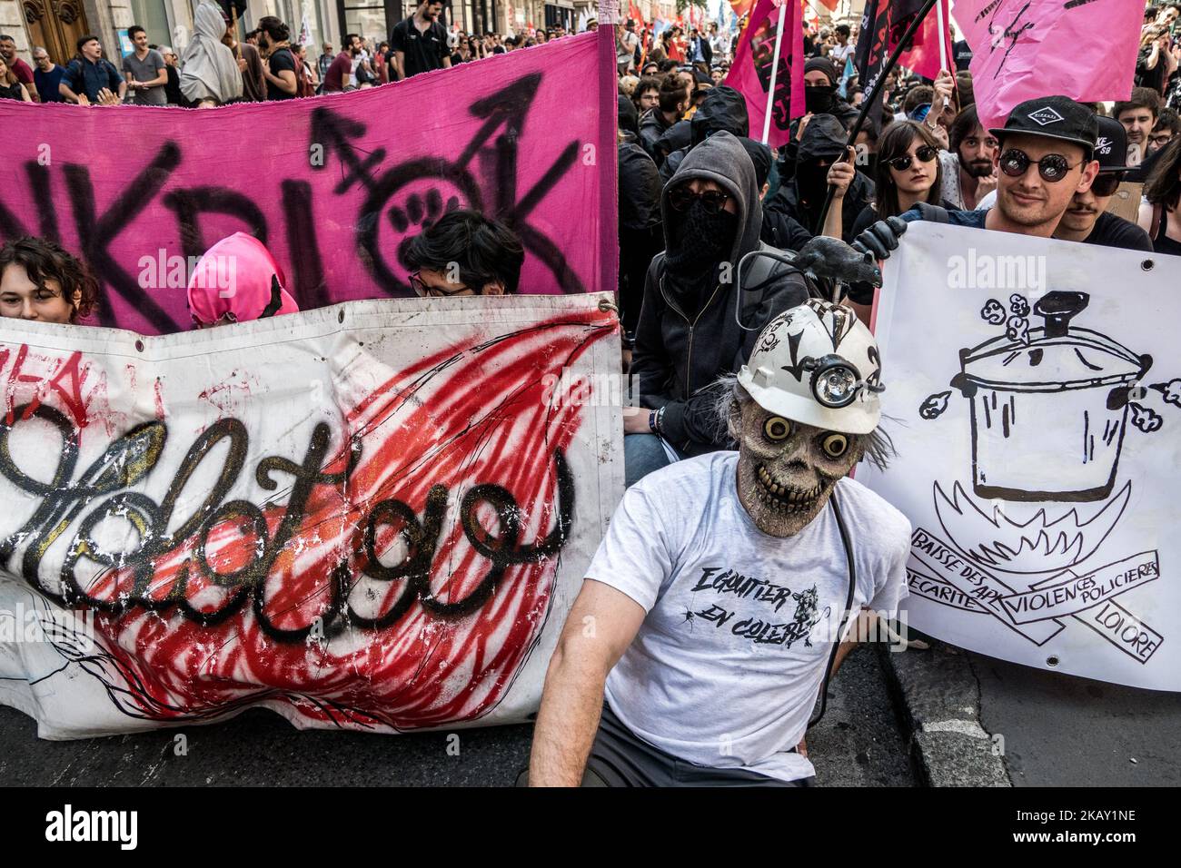 Les manifestants participent à une manifestation à 22 mai 2018, à Lyon, dans le centre-est de la France, dans le cadre d'une journée nationale de grève des employés du secteur public français pour protester contre une série de réformes proposées par le président français, qu'ils considèrent comme une attaque contre les principaux services civiques ainsi que leur propre sécurité économique. Ces arrêts font partie d’une série de manifestations de fonctionnaires contre le président français, qui s’est engagé à réduire les dépenses publiques, à réduire les emplois et à réformer une grande partie de l’État français. (Photo de Nicolas Liponne/NurPhoto) Banque D'Images